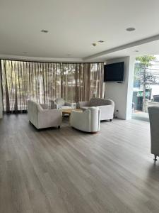 Spacious Sukhumvit Condo near EmQuartier