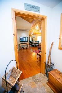 Tahoe Donner Cabin Level Driveway Sleeps 8 Decks Close to Ski & Trails