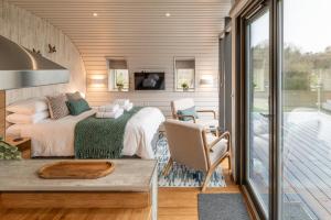 Stunning Sustainable Pod on Old Chalford Farm!