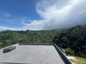 Modern Room with Outdoor Kitchen, Roofdeck Near White Beach
