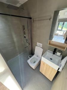 Modern Room with Outdoor Kitchen, Roofdeck Near White Beach