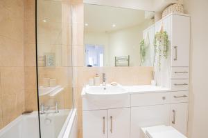 Elegant 2-Bedroom Flat in London