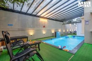 StayVista at Serenity Meadows with Pool, WiFi, TV - Deolāli