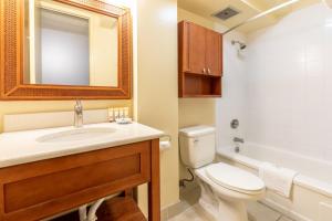 Ocean View 1 BR Corner Unit Steps to Waikiki Beach