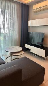 Spacious Sukhumvit Condo near EmQuartier