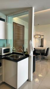 Spacious Sukhumvit Condo near EmQuartier