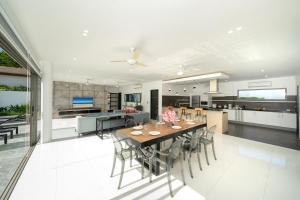 Spacious 4BR Private Pool Villa Luna