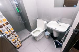 2 BR Makati Central Urban Playground Air residence Gym Swim Park 1949