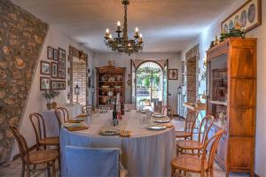 CASALE TRE CIPRESSI 10, Emma Villas