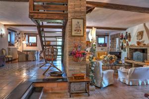 CASALE TRE CIPRESSI 10, Emma Villas