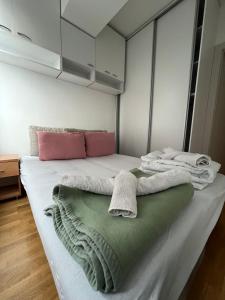 Cozy View Urban Garden Apartment