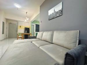 Cheap! 1-6pax Sunway Subang Mall & LRT Convenience