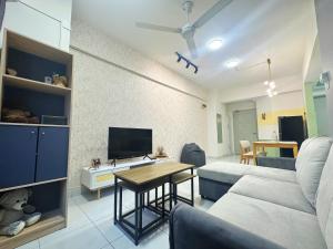Cheap! 1-6pax Sunway Subang Mall & LRT Convenience