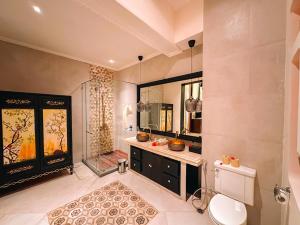 Suite Có Giường Cỡ King Nhìn Ra Hồ Bơi (King Suite with Pool View)