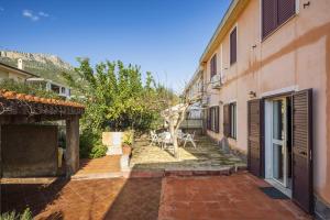 Santa maria navarrese con giardino e vista mare