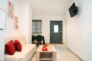 Noa Syros 1 minute away from Square Free Parking