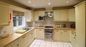 Bracknell Stylish Gray Place Apartment