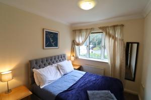 Bracknell Stylish Gray Place Apartment