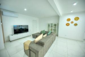 Stylish & large 2 bedroom with internal yard DCUT1-1