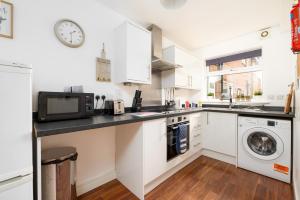 Ideal 2 Bedroom Ground floor Apartment By Jesswood Properties for Contractors & Business, Free Parking and Wifi