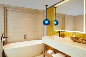 Phòng Deluxe Giường Đôi/2 Giường Đơn (Deluxe Double or Twin Room)