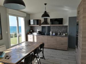 Maisons de vacances La maison de la plage 4 etoiles en front de mer SPA interieur GR34 : photos des chambres