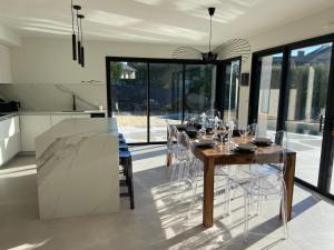 Maisons de vacances Magnifique villa avec piscine a deux pas du port : Maison 4 Chambres