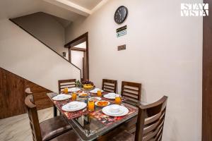 Serenity Skies Apartment with Pool by VEO - Part of StayVista