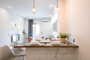 Modern 2BD very spacious apt next to metro station