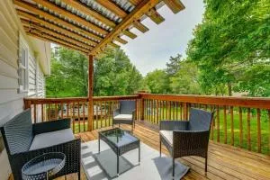 Pet-Friendly Mooresville Escape with Fenced Yard and Lake Access - 穆尔斯维尔