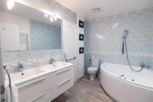 Maisons d'hotes Couvent des Carmes : Chambre Familiale avec Baignoire