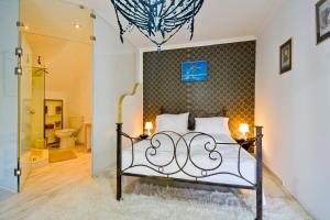 Zetas Apt Mandouki, Port