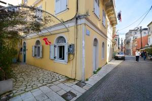 Zetas Apt Mandouki, Port