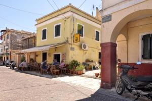 Zetas Apt Mandouki, Port