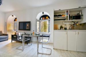 Zetas Apt Mandouki, Port