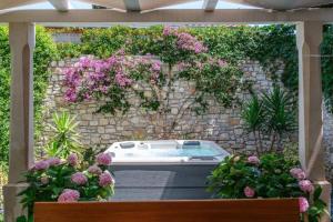 Idyllic Two Bedroom Villa, Pool, Jacuzzi