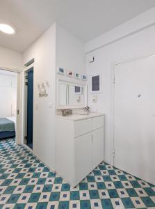 Greek island styled 1BD apt 500m from the sea