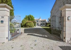 Villas Magnifique Villa Charentaise avec Piscine & Beau Jardin - Moderne & Confort - Wifi gratuit : photos des chambres