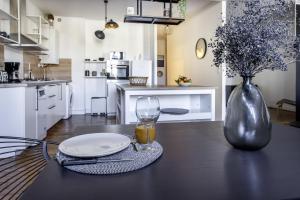 Grand T3 rue piétonne bureau et terrasse - 4hvězdičkové hotely ve městě Angoulême