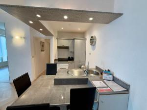 A025-Appartement 2 chambres - carré dOr-hyper centre Cannes