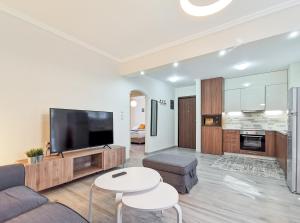 Charming 2BD apt next to metro station