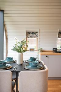 Sustainable 2 Bedroom Pod on Old Chalford Farm!