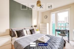 Last-Minute Secure l Sleeps Up to 8 l 2 Bedroom Apt By Capital Retreats Short Lets & Serviced Accommodation London With Balcony, Free WiFi