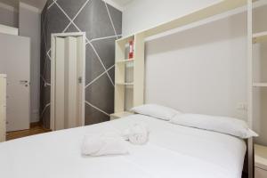 GuestHost - M3 Lodi Trendy Red Apartment