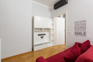 GuestHost - M3 Lodi Trendy Red Apartment