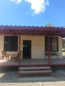 Casa a solo 20 minutos aproximadamente de Manuel Antonio Beach y a 10 minutos aproximadamente del centro de Quepos