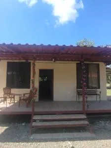 Casa a solo 20 minutos aproximadamente de Manuel Antonio Beach y a 10 minutos aproximadamente del centro de Quepos - Damas