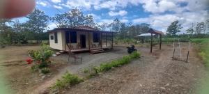Casa a solo 20 minutos aproximadamente de Manuel Antonio Beach y a 10 minutos aproximadamente del centro de Quepos