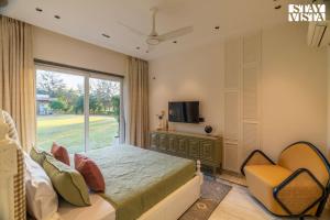 StayVista at Barton Estate with Outdoor Pool - Manesar