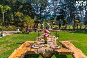 StayVista at Barton Estate with Outdoor Pool - Manesar